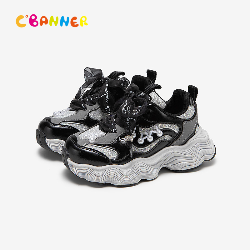 质感拼接鞋面 不同线条勾勒出层次感