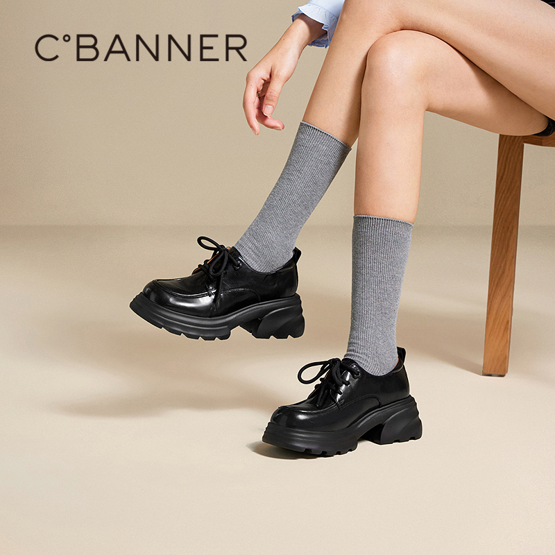 质感材质 细腻光感呼应复古英伦感