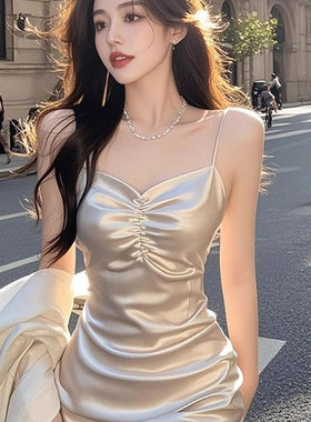纯欲风辣妹低领吊带缎面连衣裙女2026夏季气质收腰礼服包臀长裙子