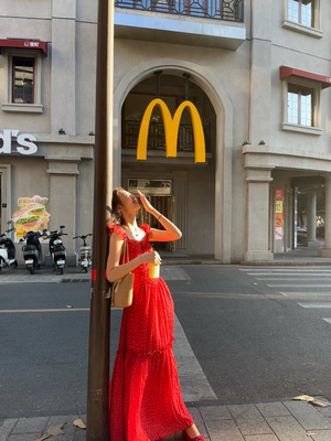 法式飞飞袖红色波点收腰海边度假连衣裙夏季镂空系蝴蝶结露背长裙
