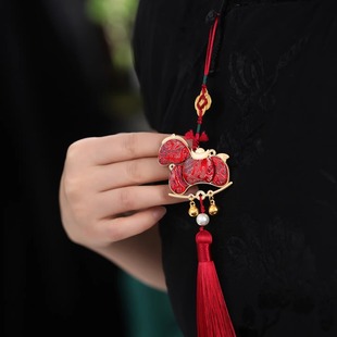 中式宋锦小马压襟胸针女红色新年流苏挂件精致高级感古风旗袍配饰