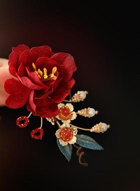 新中式红色山茶花低丸子头红妆秀禾头饰敬酒服蝴蝶发夹新娘头饰