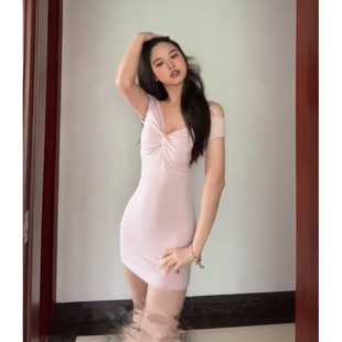 纯欲辣妹纽结一字领针织连衣裙女夏季新款修身收腰性感显瘦短裙子