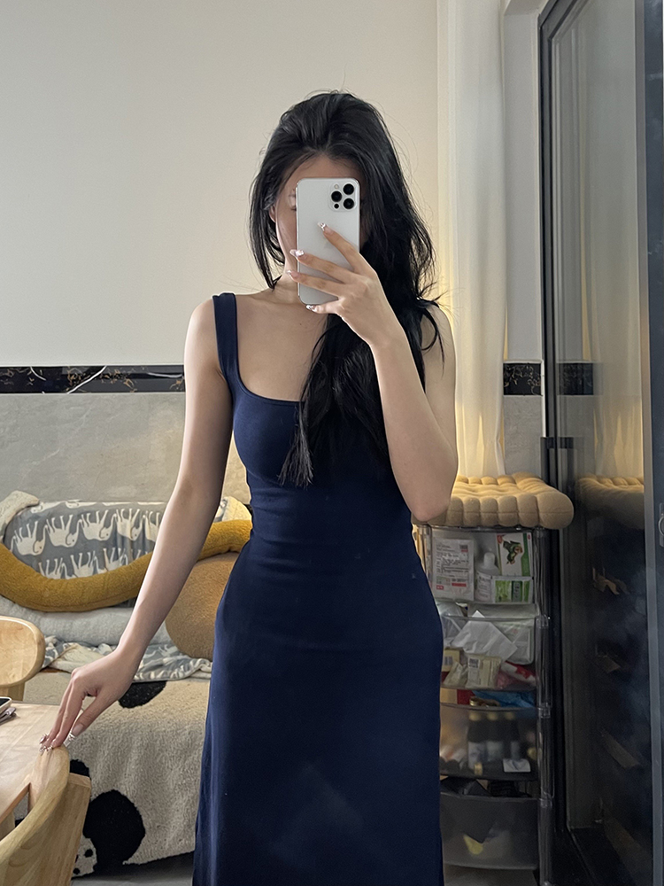 藏蓝色吊带连衣裙子女夏季2023新款气质修身裙辣妹高级感包臀长裙
