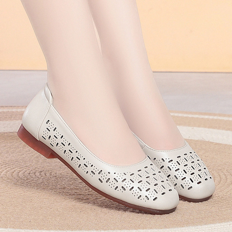 夏季妈妈鞋子真皮凉鞋软底舒适不累脚镂空透气中老年平底洞洞鞋
