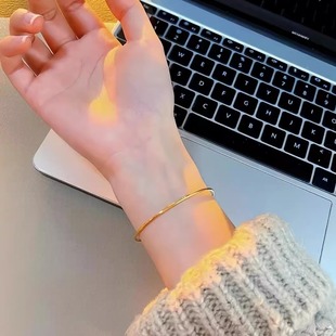 2025新款百搭18k黄金色光面素圈手镯女款小众设计极细金镯子手环