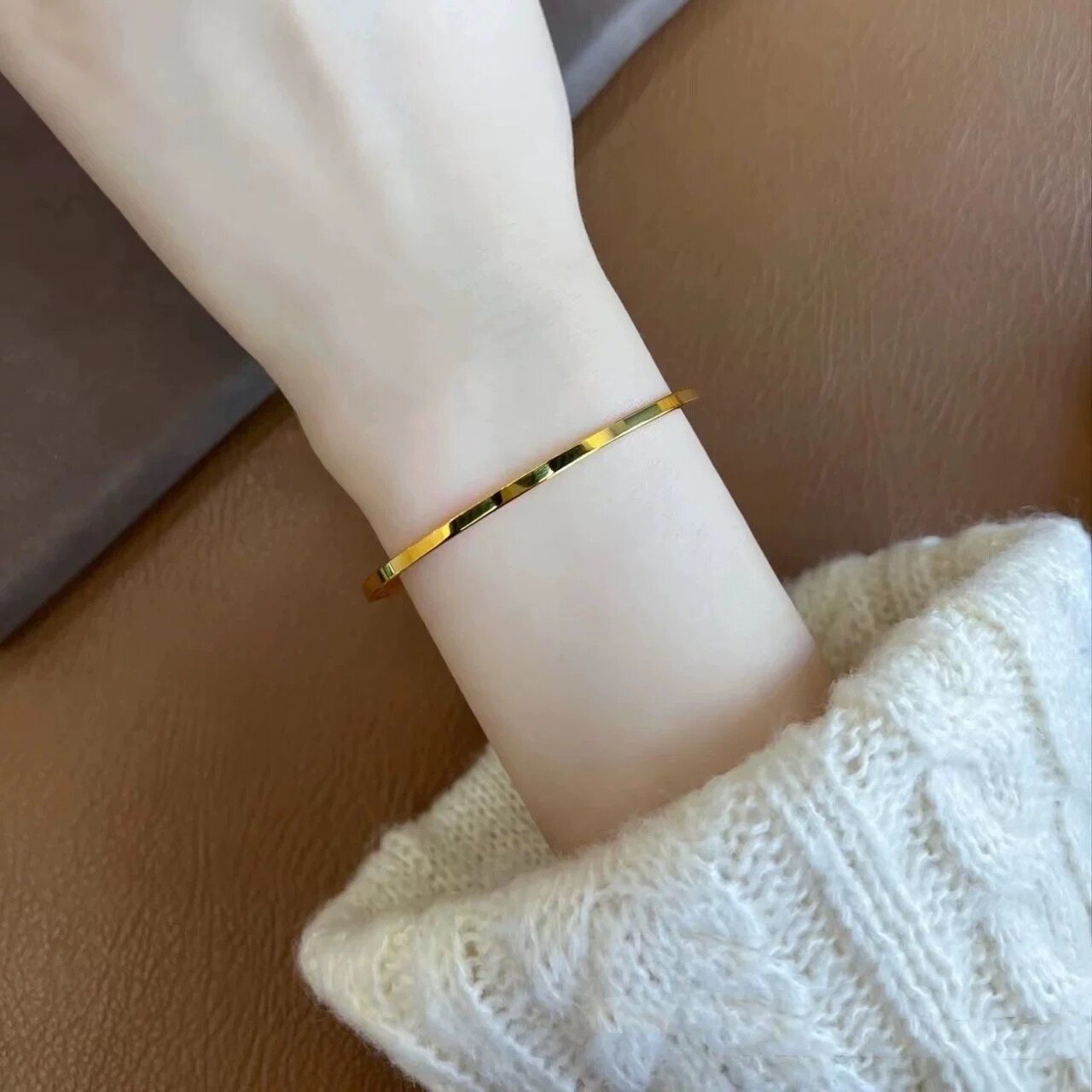 轻奢 暴闪光面古法传承素圈2mm手镯女小众设计仿真黄金质感金镯子