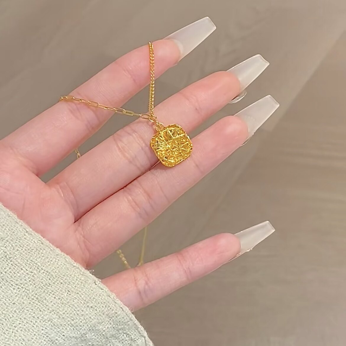 轻奢镂空小方糖项链女生18k仿真黄金色小众高级感锁骨链送女友