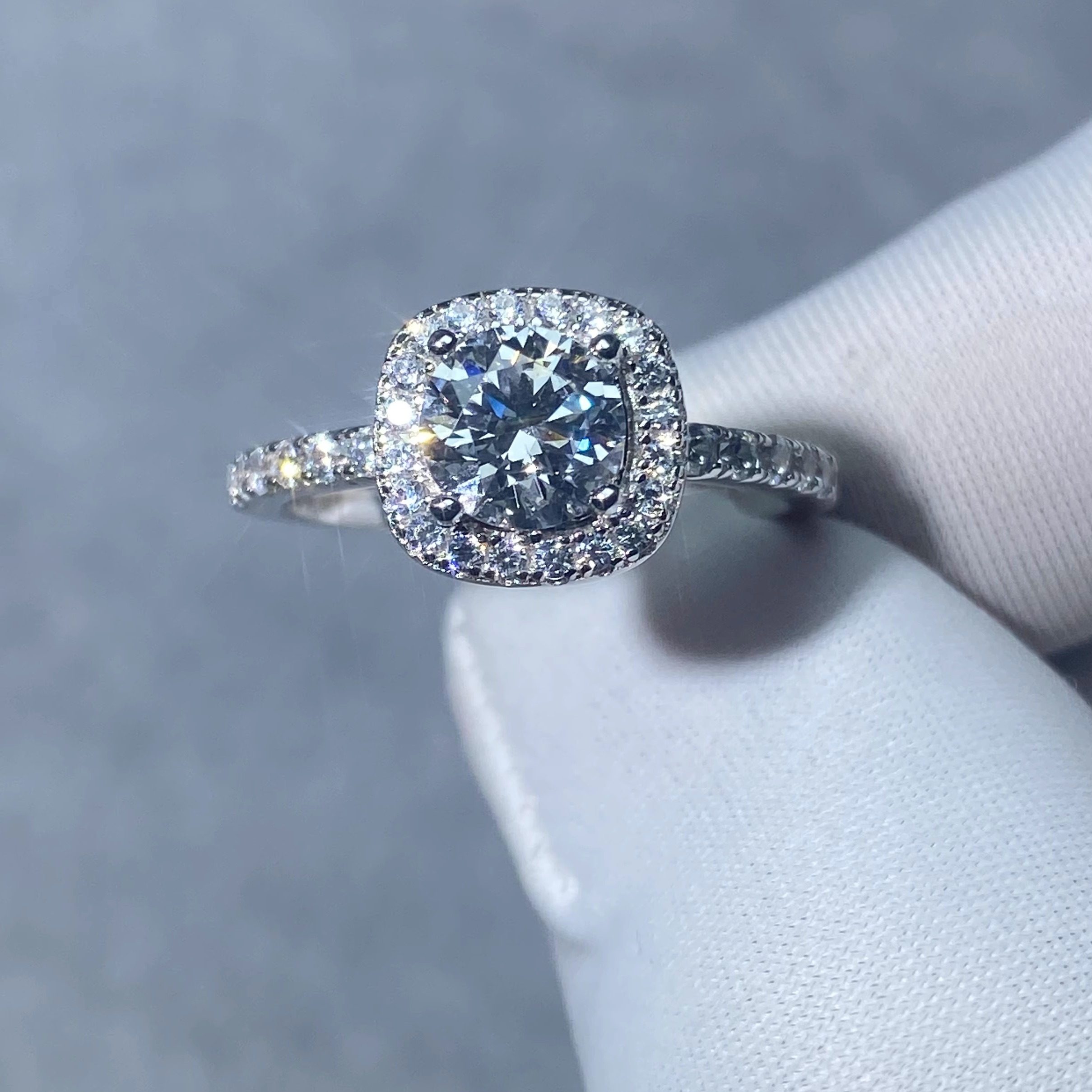 Pt950铂金培育钻石戒指女公主方包钻戒时尚百搭指环情侣款结婚戒