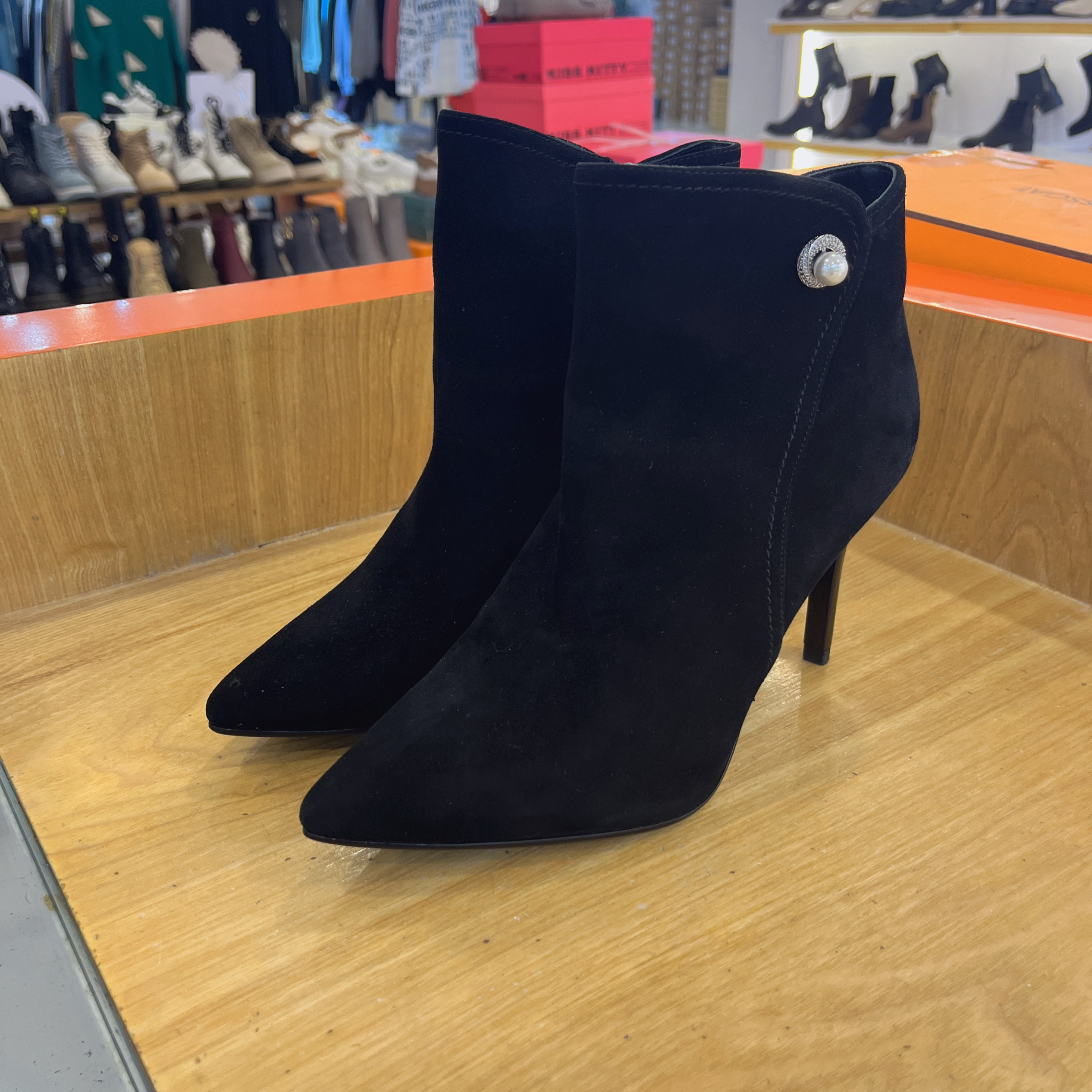 2018羊反绒尖头细跟时装靴