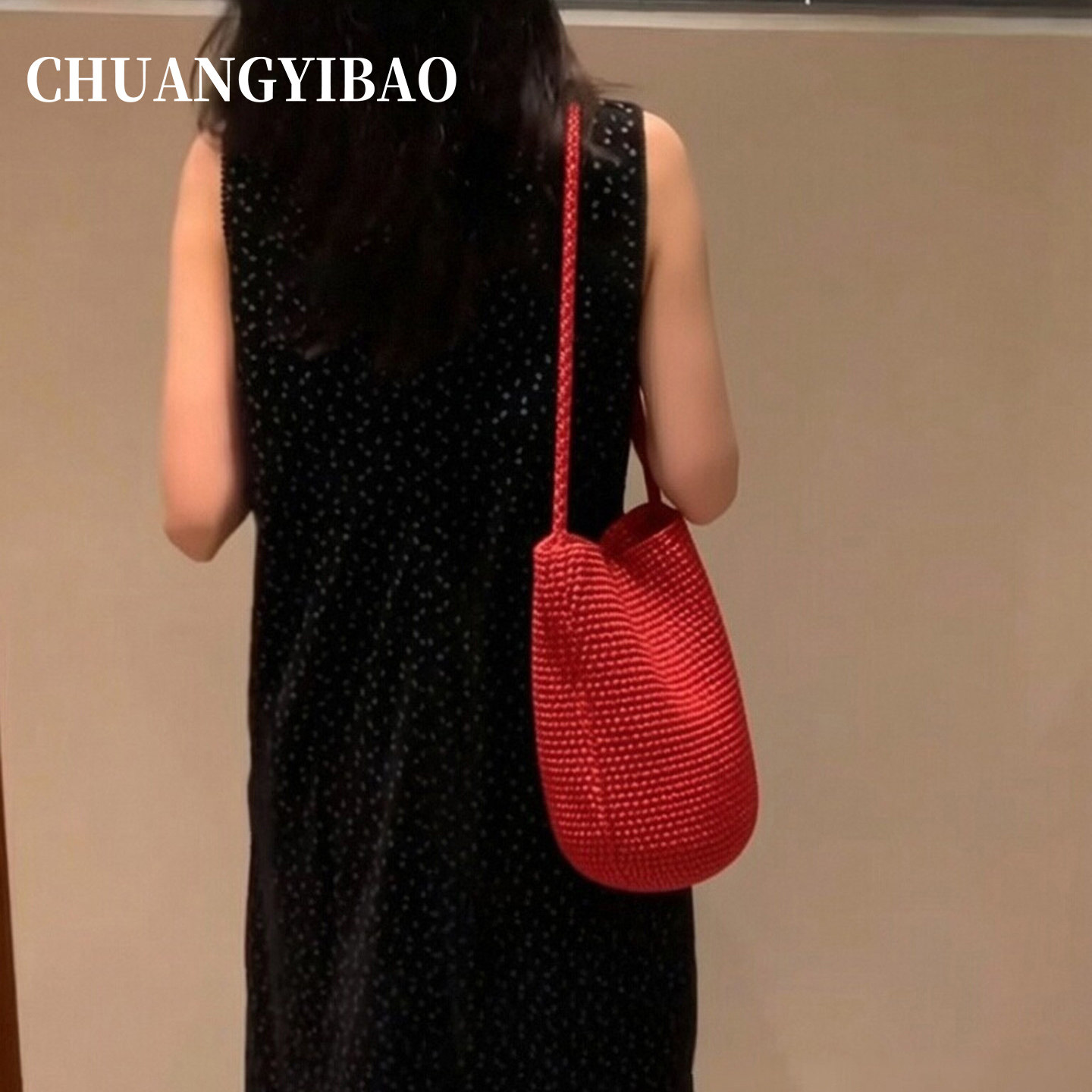 红色编织纹斜挎水桶包图片