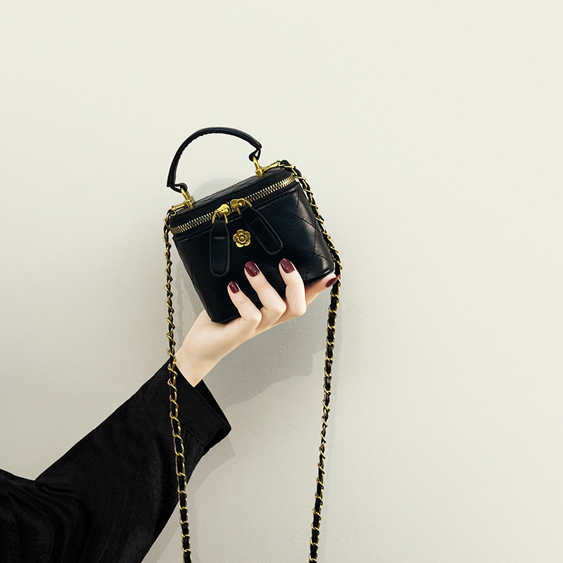 今年流行小包包女夏2023新款时尚小众斜挎包菱格链条小方包化妆包