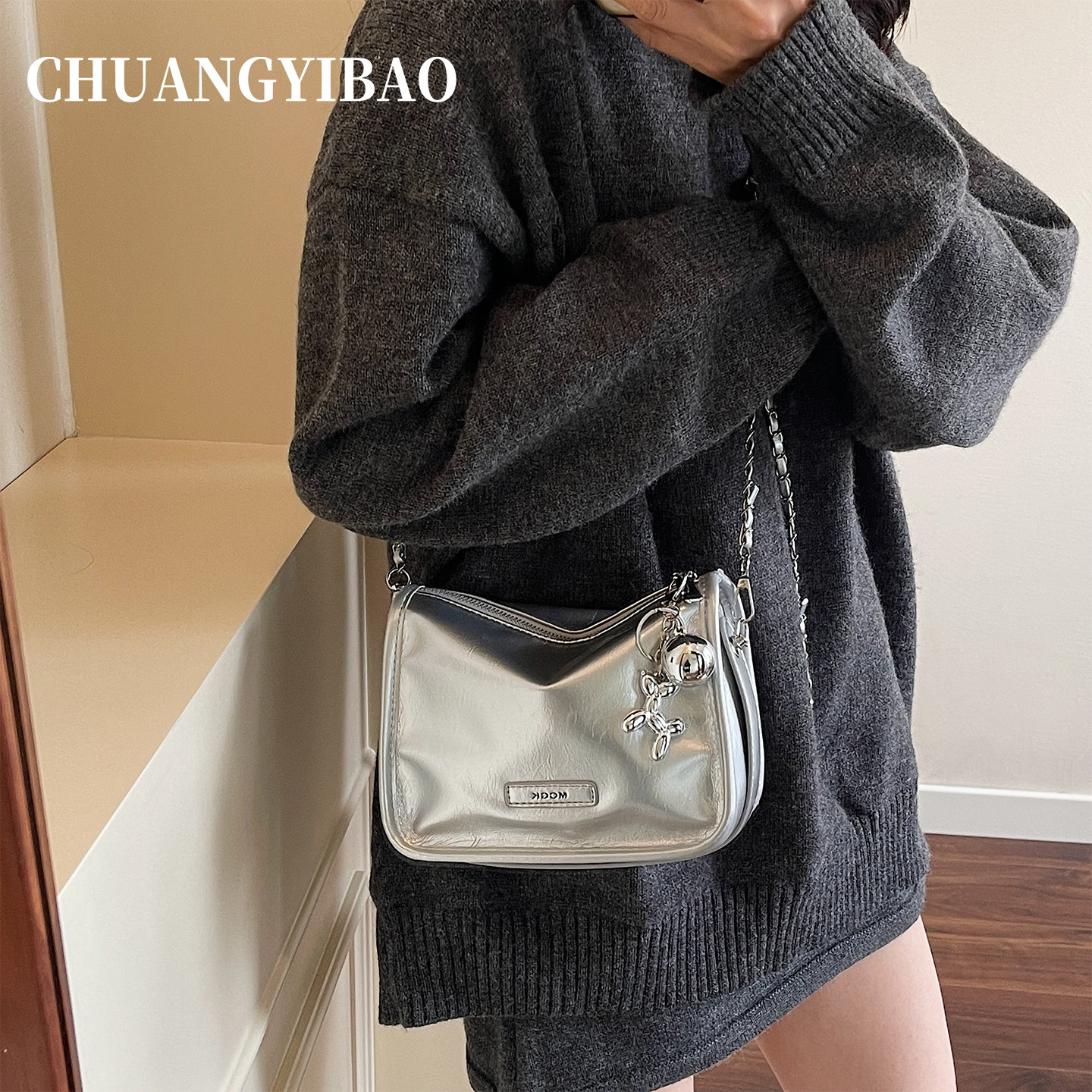 超火巨好看链条枕头包图片