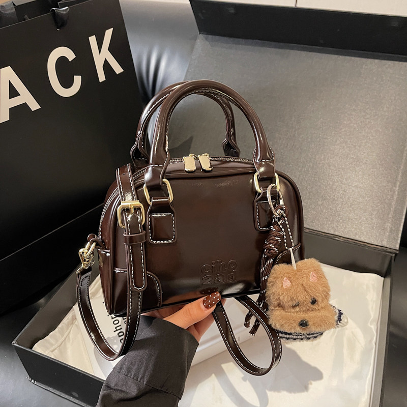 复古波士顿包包女2025新款潮高级感手提保龄球包百搭时尚毛绒挂件,箱包皮具/热销女包/男包,波士顿包,淘宝优惠券,粉丝福利购,淘宝优惠卷