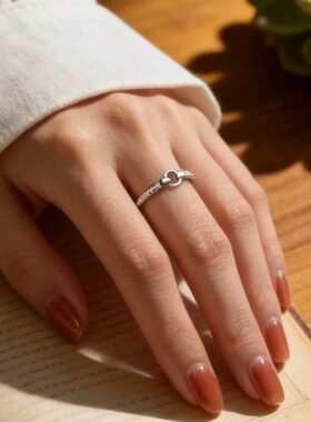 镂空爱心镶钻开口银戒指女轻奢