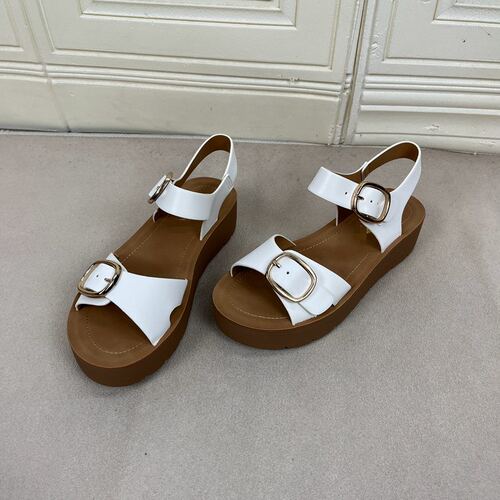 圆头纯色百搭厚底皮带扣时装凉鞋