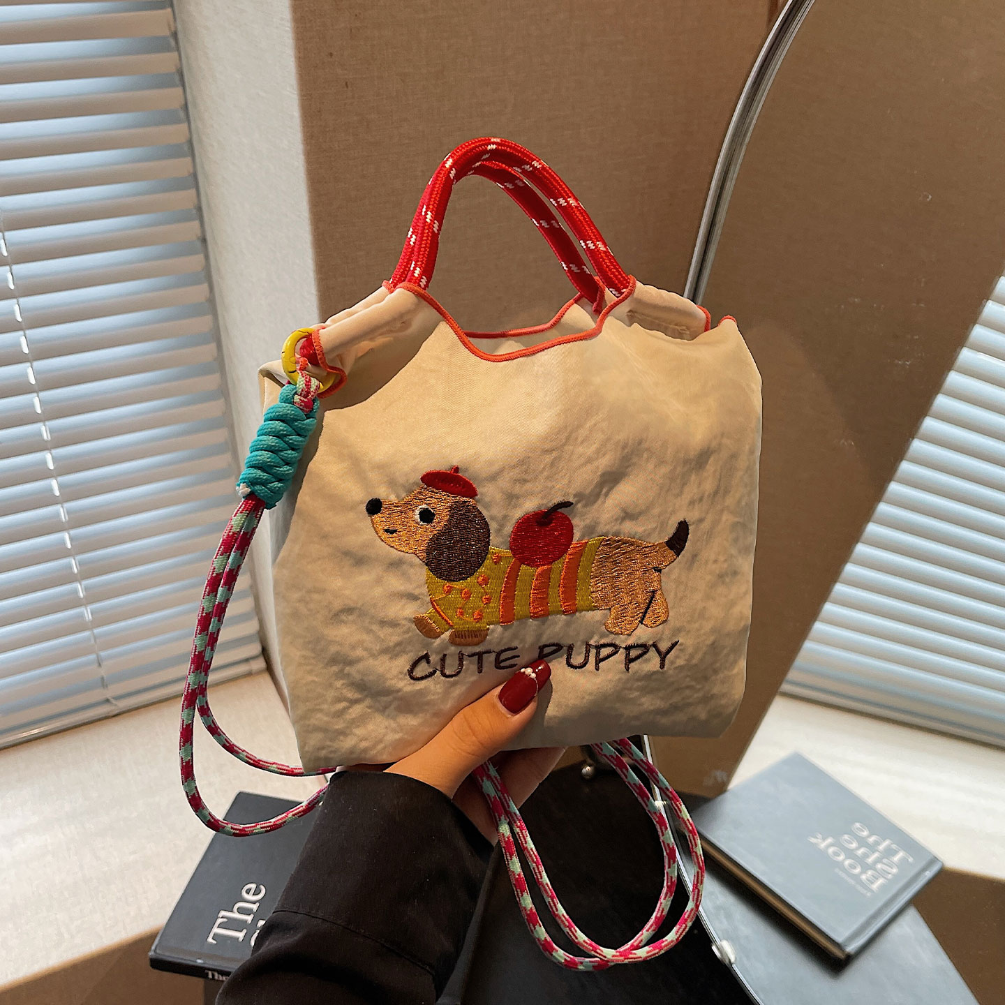 刺绣腊肠狗斜挎包女2025新款夏季手机包可爱手提水桶包学生通勤包