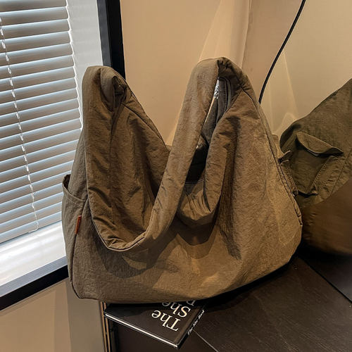 大容量斜挎通勤包休闲托特包