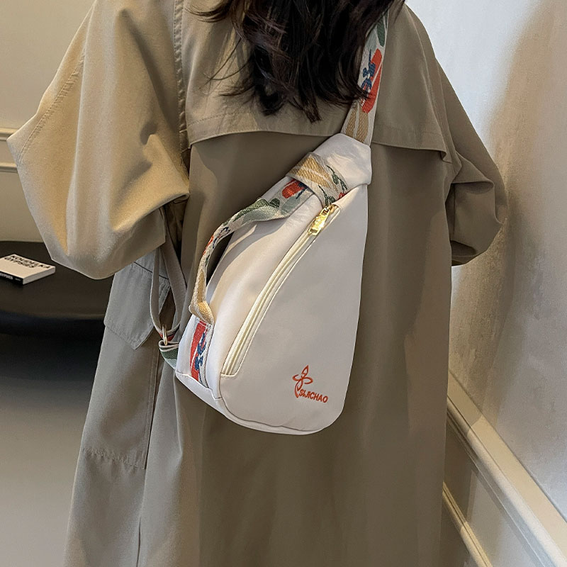 ins小包包女2025新款小众休闲运动风斜挎胸包百搭旅行单肩通勤包