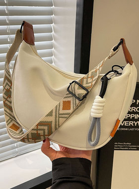 休闲尼龙布包包女2026新款时尚爆款斜挎饺子包百搭小众单肩通勤包