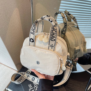 轻便休闲斜挎包女2025新款时尚百搭手提包简约小众设计单肩通勤包