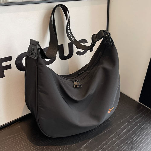 大容量单肩包斜挎饺子包