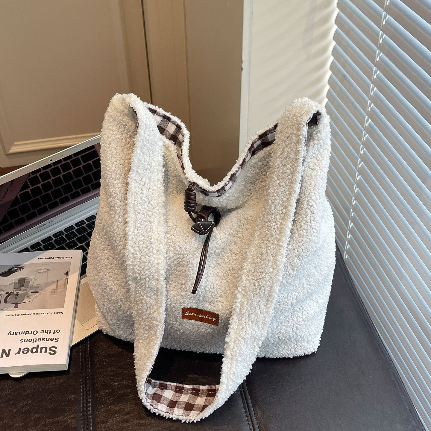 毛绒单肩腋下包女斜挎通勤托特包