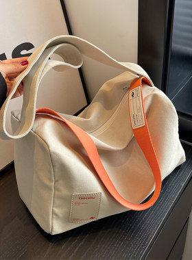 斜挎帆布包女2025新款时尚大容量吐司枕头包高级感单肩通勤托特包