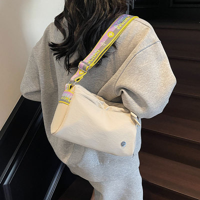 尼龙布斜挎单肩通勤包枕头包
