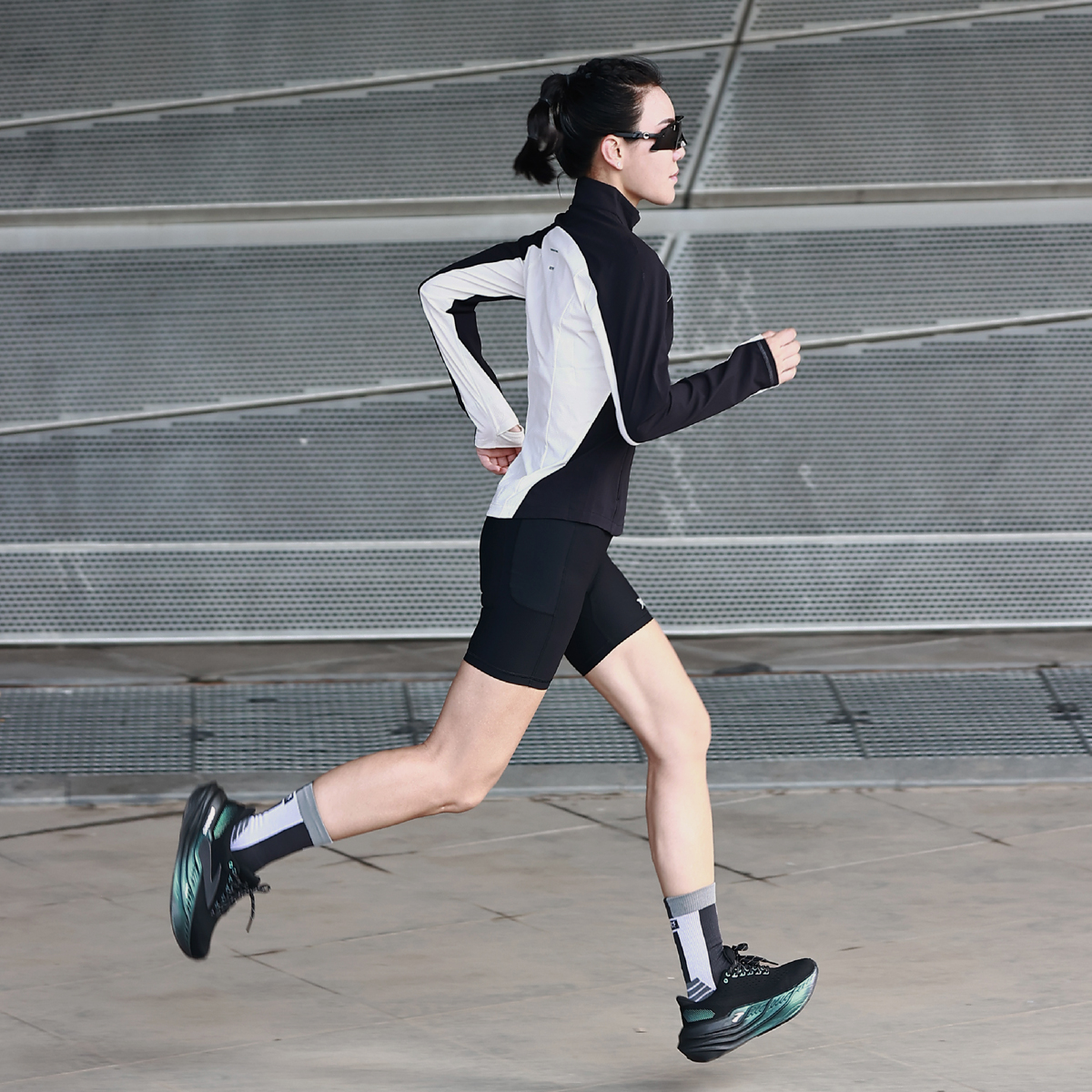 BODYWIT身体智慧刺客女款立领轻质亲肤防风雨可呼吸跑步风衣户外