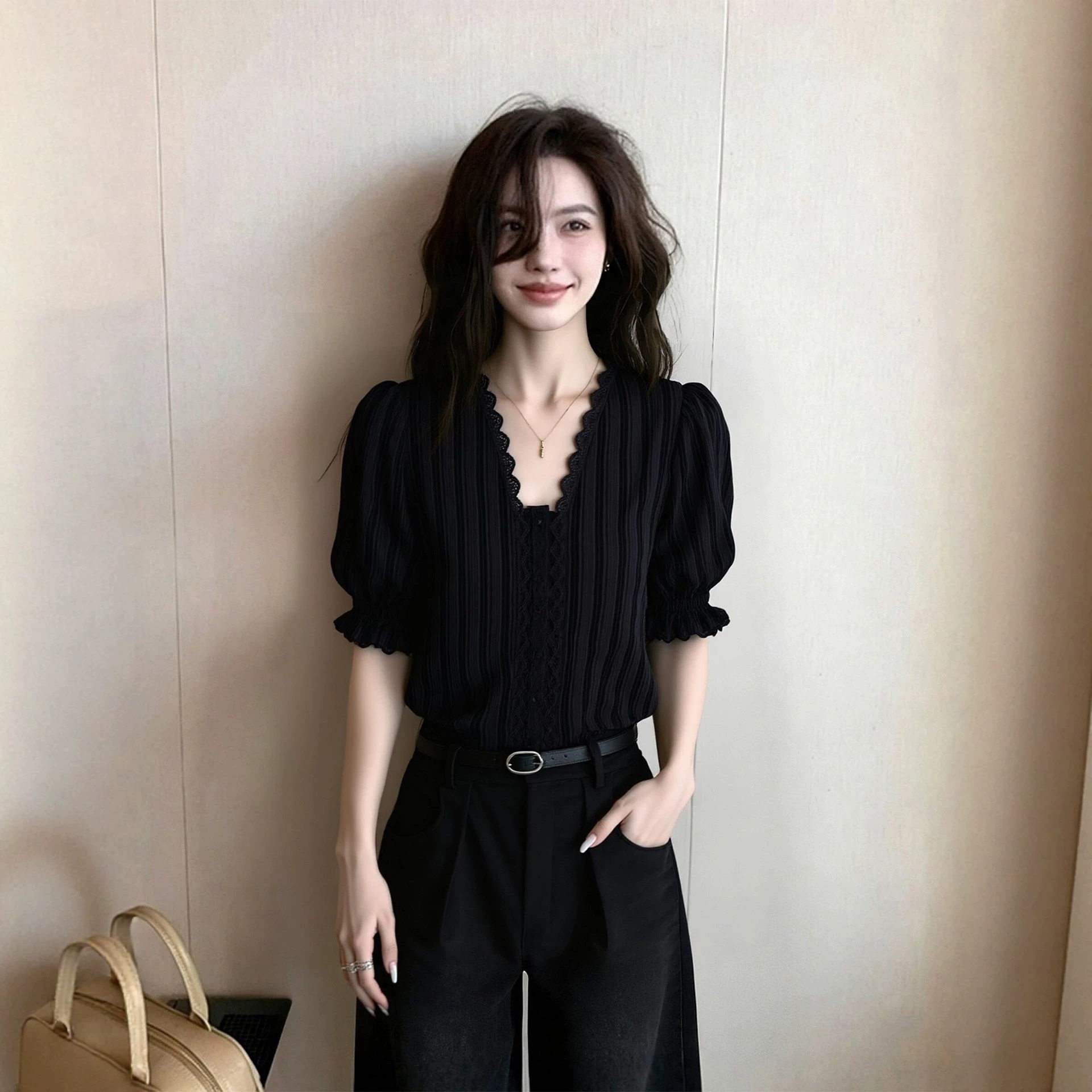 法式蕾丝V领泡泡袖黑色上衣女2026年新款春装设计感气质复古衬衫