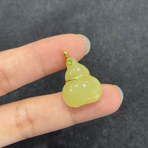 18k金和田玉吊坠-约27*17*7mm-多样性发货-DY一B2637