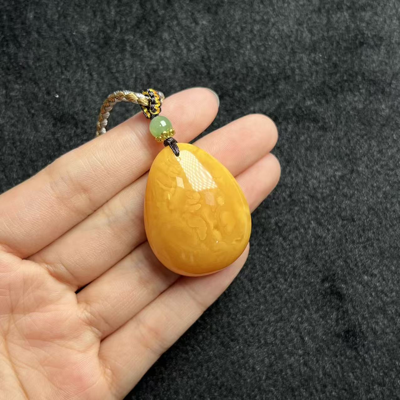 蜜蜡水滴吊坠-约37×28×11mm-多样性发货-F展-A4205