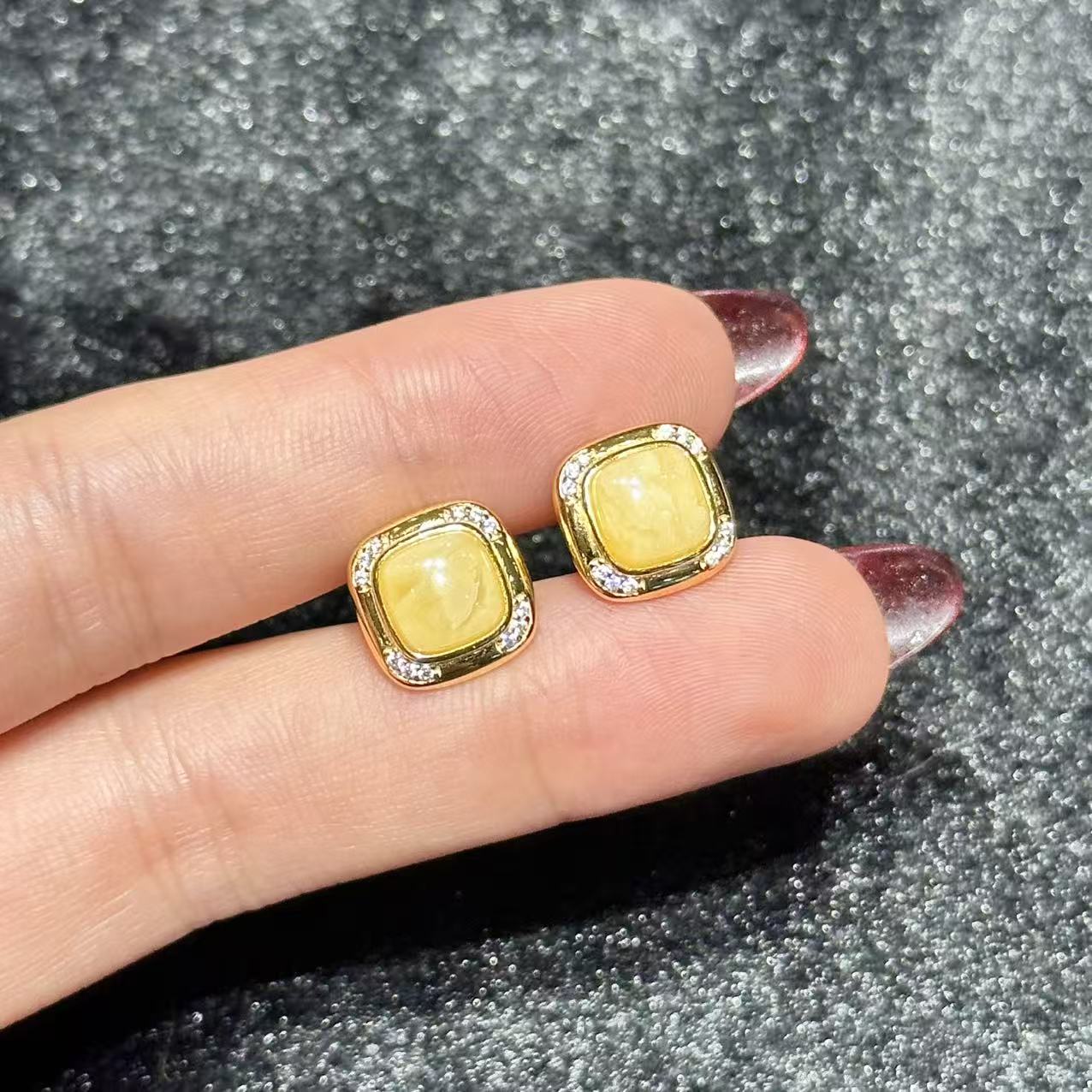 925蜜蜡方糖耳钉-约11*11mm-多样性发货-B福-Y5639