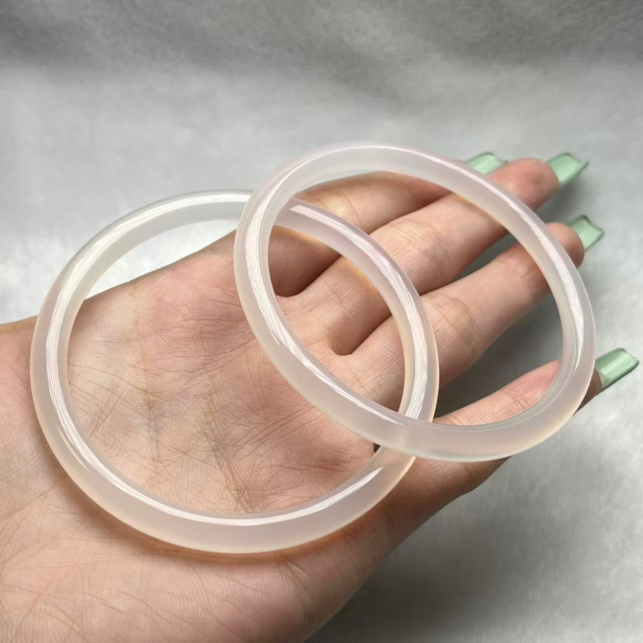 玛瑙白月光圆条手镯-约6mm-多样性发货-圈口52～60-B多-Y577