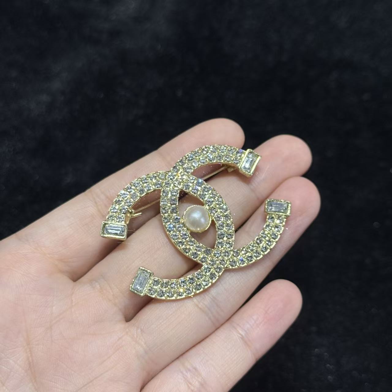 淡水珍珠胸针-约6mm-多样性发货-C七-B1121