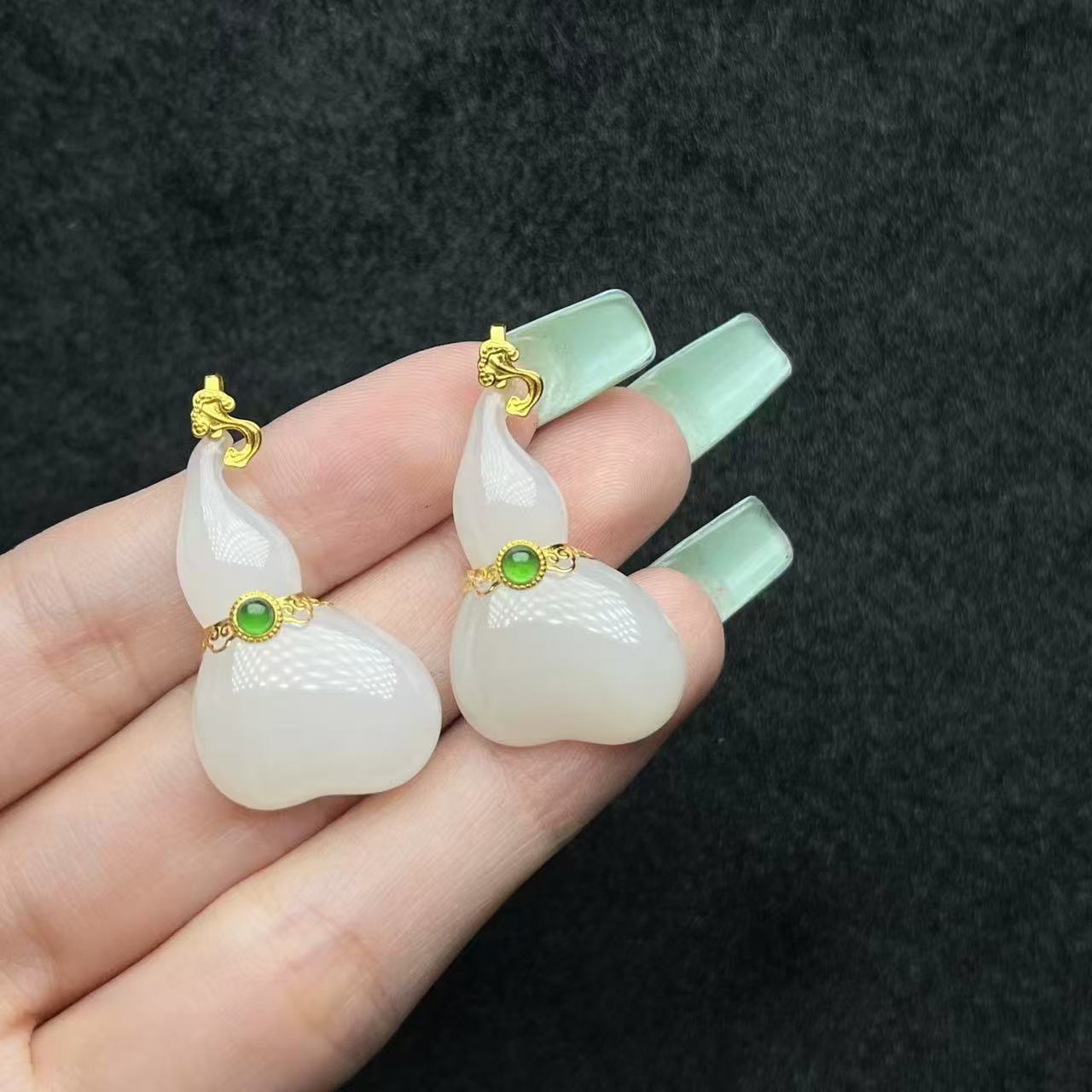 18K金和田玉葫芦吊坠-约18*33*5mm-多样性发货-YSP金-Y442