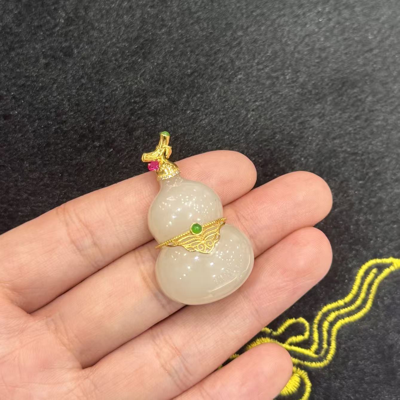 18k和田玉吊坠-约40*23*12mm-多样性发货-JF金B1727