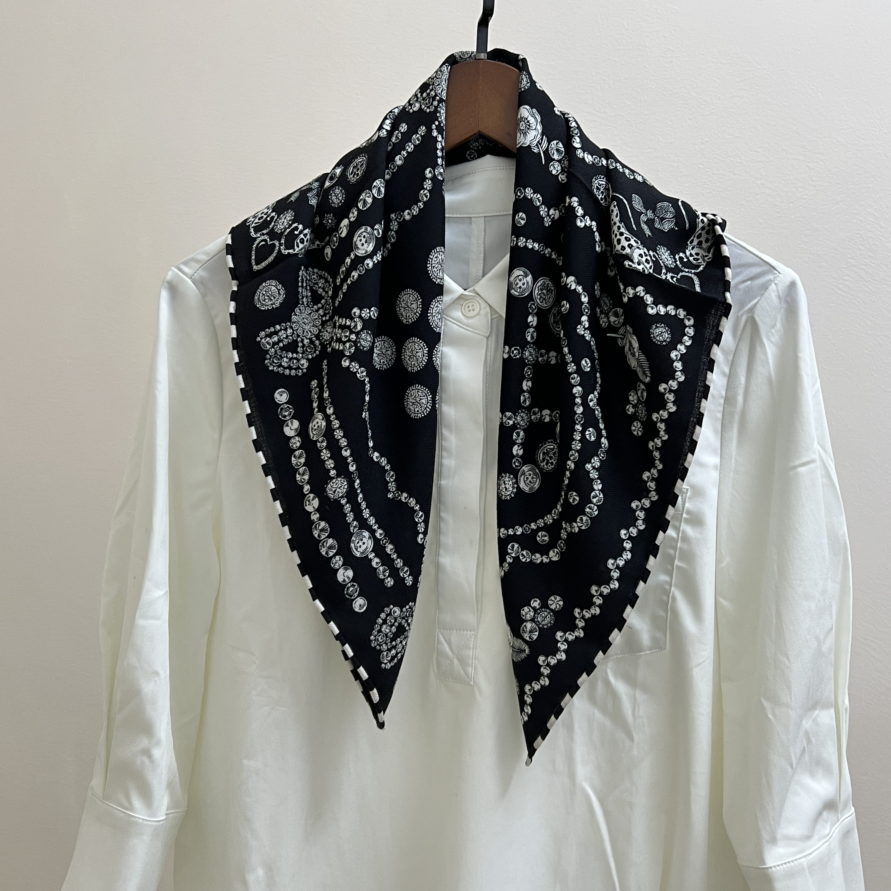 水晶扣四宫格65cm丝毛中方巾秋冬季保暖护颈百搭小围巾