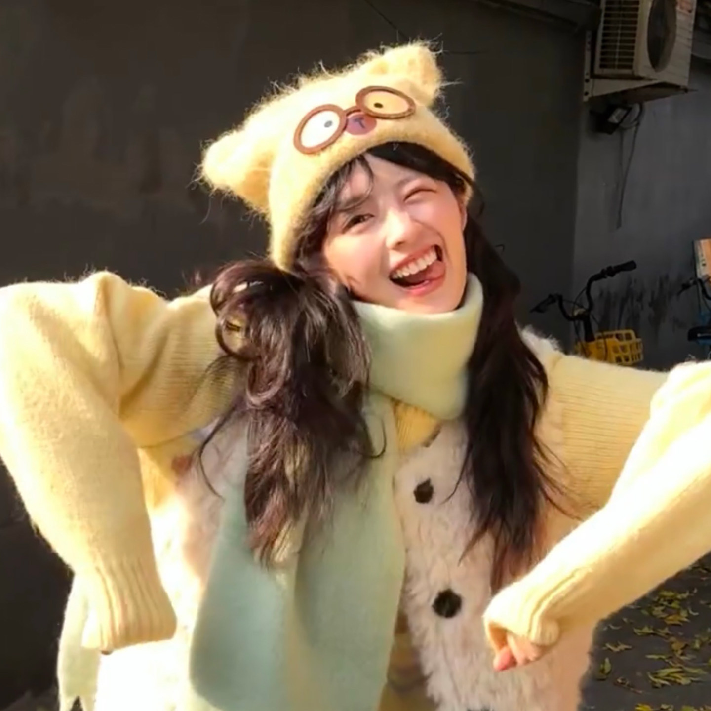 可爱卡通眼镜小熊毛绒帽子女秋冬保暖护耳针织帽显脸小百搭毛线帽