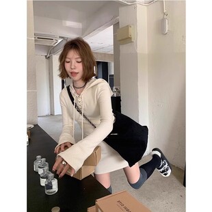 秋冬季小个子穿搭 长袖奶白色显瘦连帽针织连衣裙韩版针织连衣裙