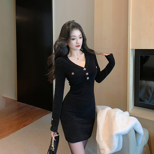 黑色金属扣雪尼尔收腰针织连衣裙女秋冬季修身v领性感包臀短裙子