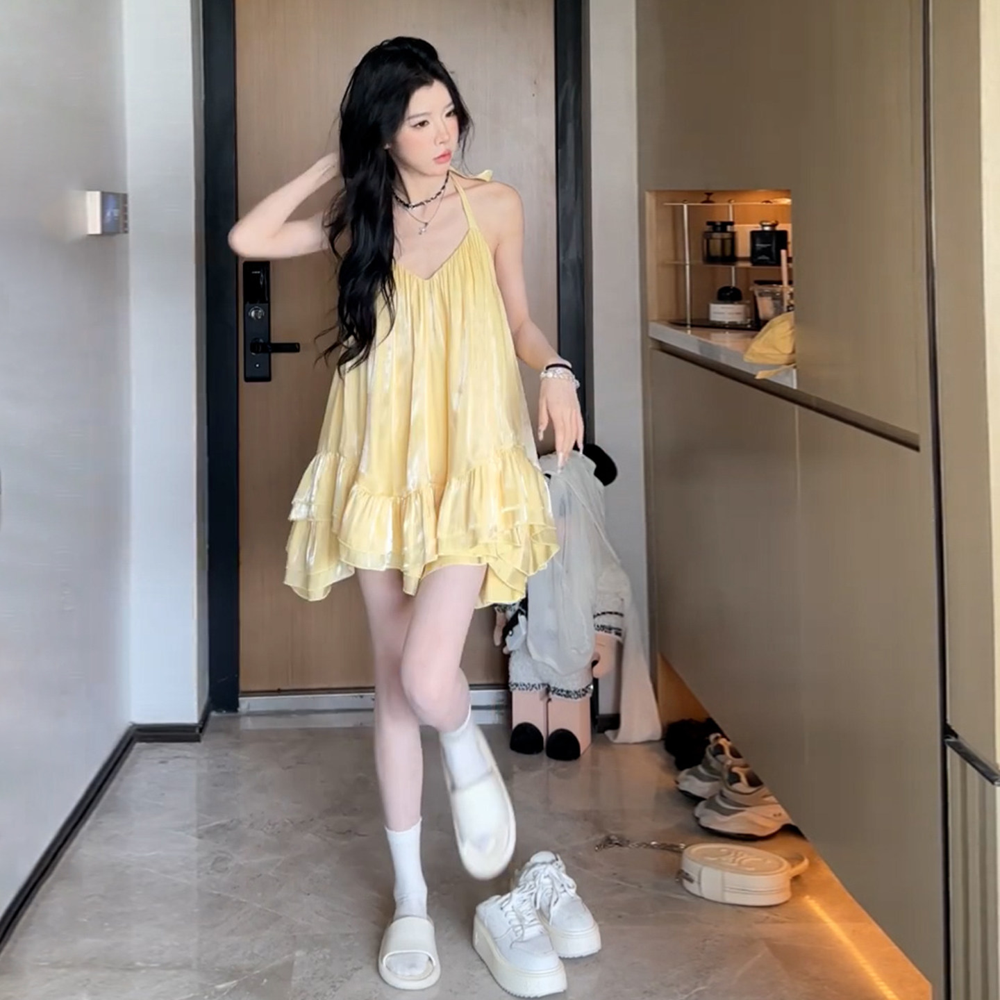 法式甜美纯欲露背v领吊带连衣裙子夏季2025年新款设计感蓬蓬短裙