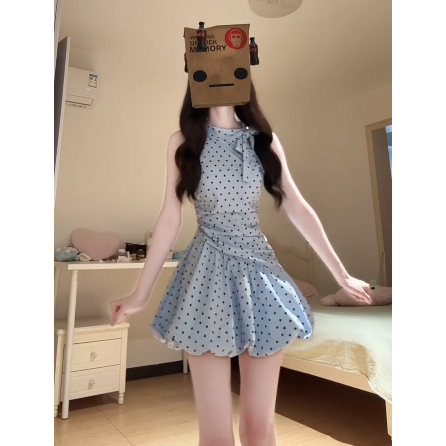 蓝色无袖挂脖波点连衣裙子女夏装2026新款法式巨好看气质花苞短裙
