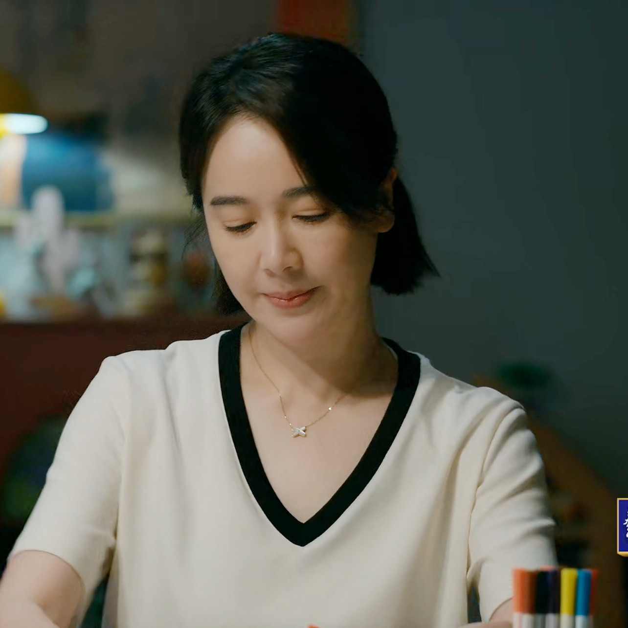 时光正好陈婉真左小青同款美式基础款撞色拼接V领舒适棉质打底T恤图片