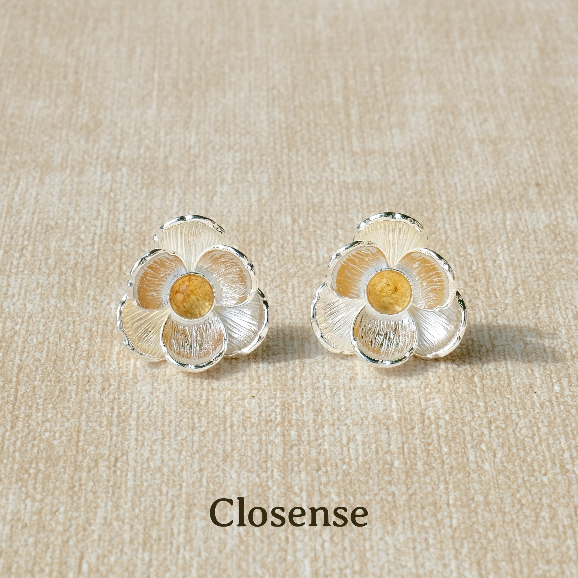 CLOSENSE『沐光玉兰』拉丝花朵肌理感黄发晶耳饰度假风无耳洞耳夹