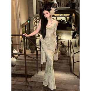 山野逸梦 吊带连衣裙女绿色气质仙女露背收腰鱼尾长裙名媛风 法式