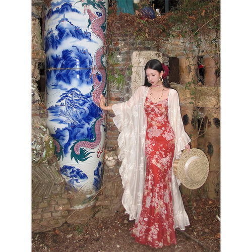 红色V领碎花吊带收腰显瘦连衣裙