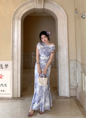 山野逸梦「青花叙」青花瓷碎花修身型旅游夏季国风露肩连衣长裙