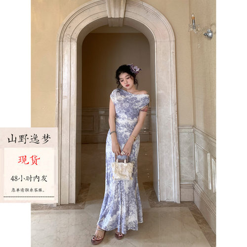 山野逸梦「青花叙」青花瓷碎花修身型旅游夏季国风露肩连衣长裙